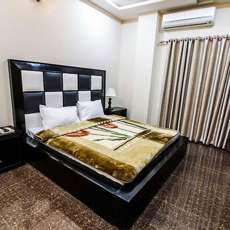 Midway Hotel & Restaurant Sadiqabad ภายนอก รูปภาพ