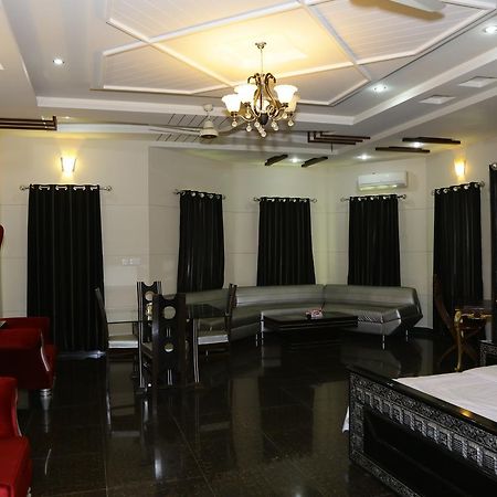 Midway Hotel & Restaurant Sadiqabad ภายนอก รูปภาพ