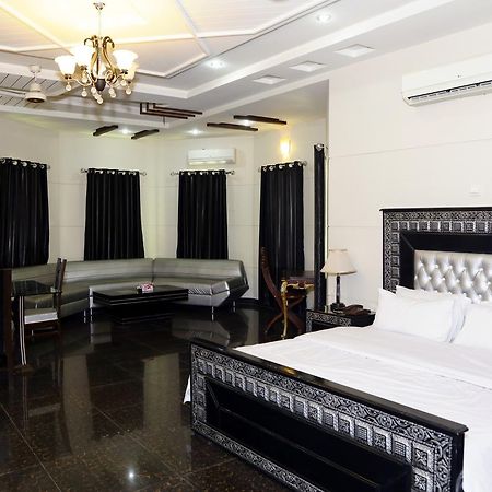 Midway Hotel & Restaurant Sadiqabad ภายนอก รูปภาพ