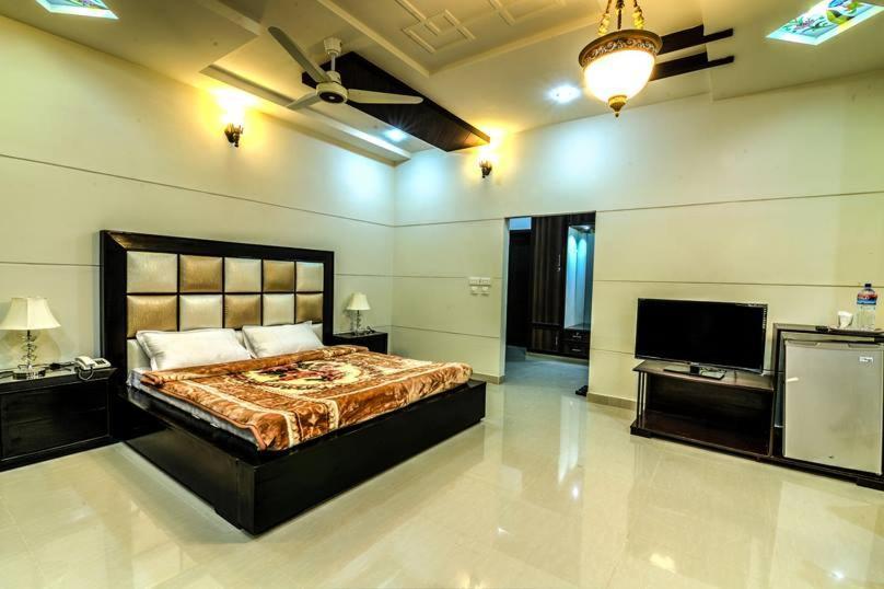 Midway Hotel & Restaurant Sadiqabad ภายนอก รูปภาพ