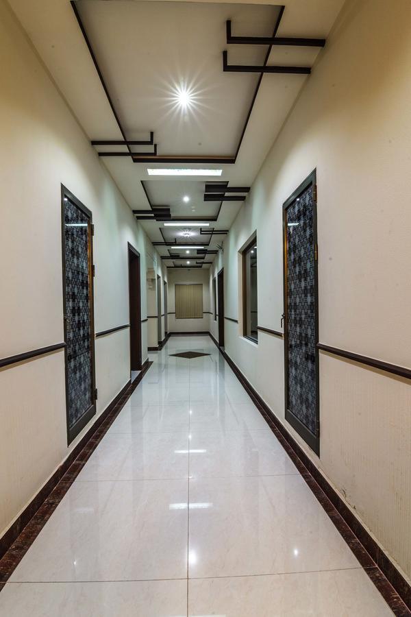 Midway Hotel & Restaurant Sadiqabad ภายนอก รูปภาพ
