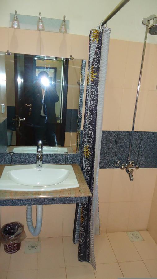 Midway Hotel & Restaurant Sadiqabad ภายนอก รูปภาพ