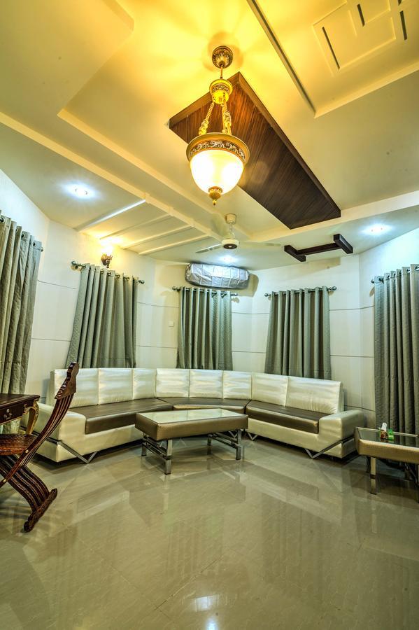 Midway Hotel & Restaurant Sadiqabad ภายนอก รูปภาพ