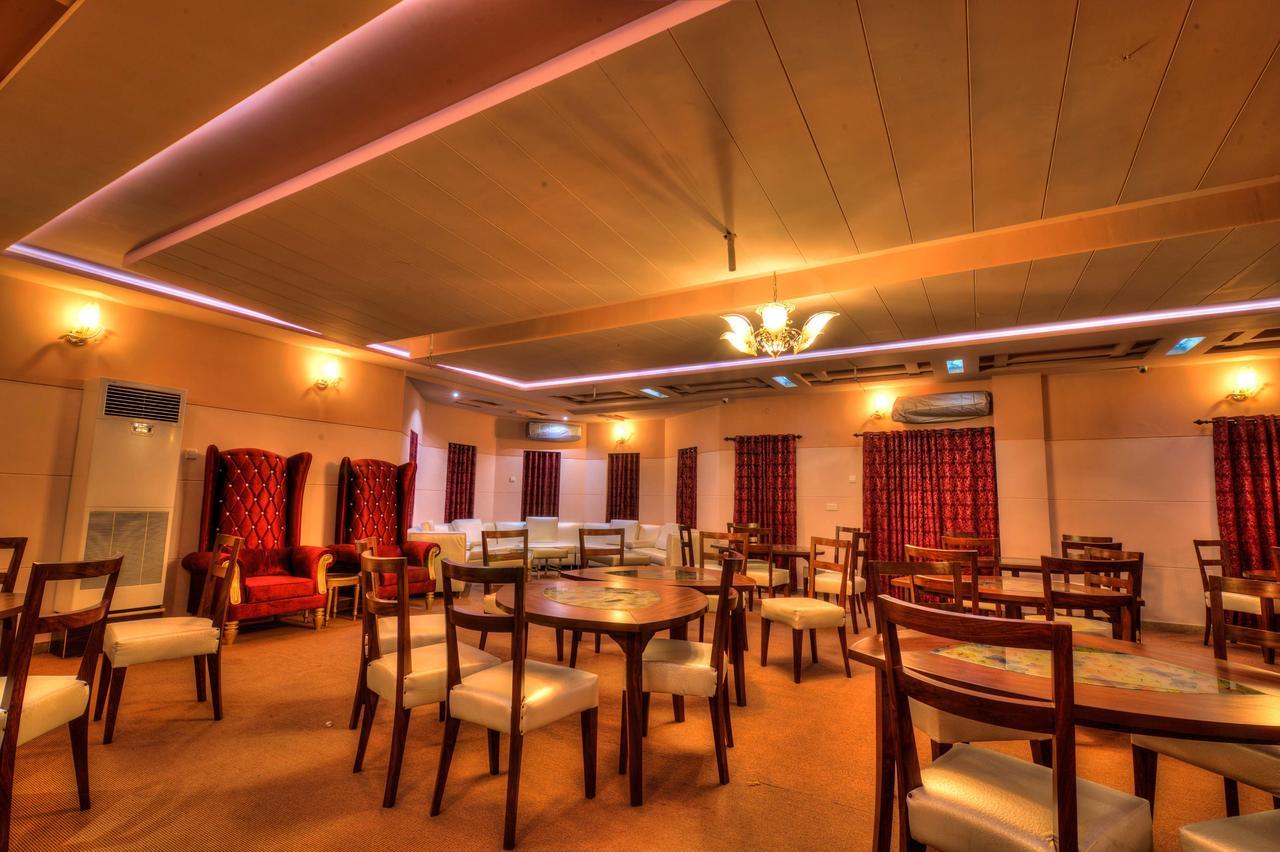 Midway Hotel & Restaurant Sadiqabad ภายนอก รูปภาพ