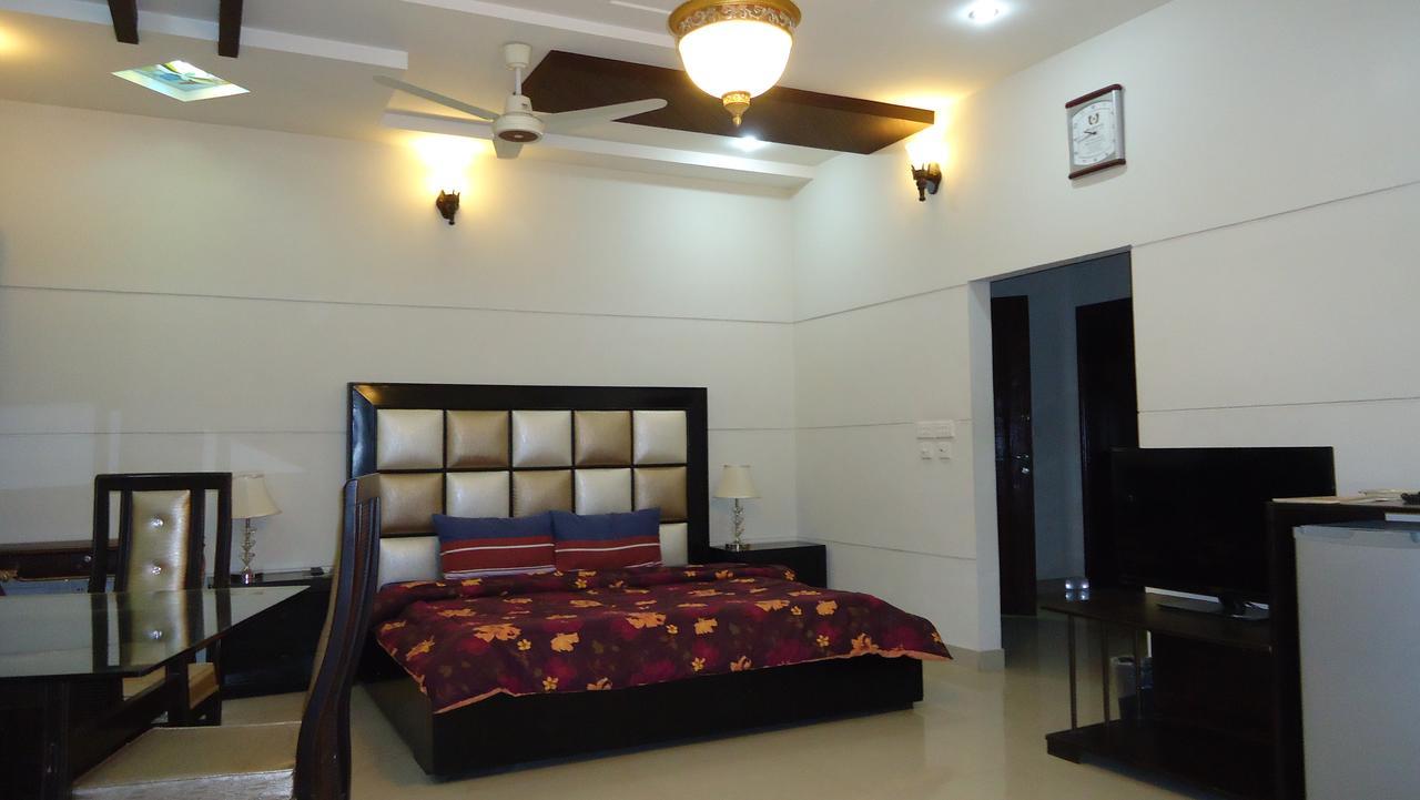Midway Hotel & Restaurant Sadiqabad ภายนอก รูปภาพ