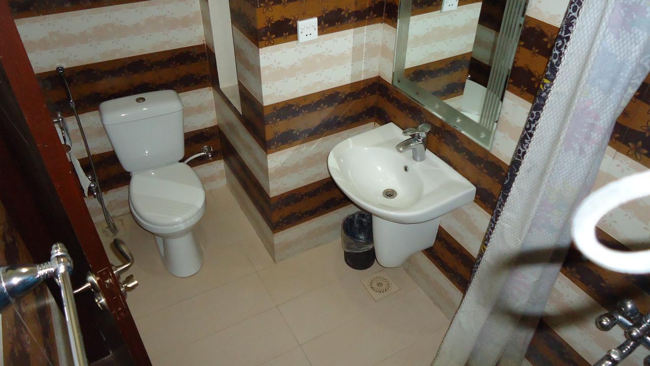 Midway Hotel & Restaurant Sadiqabad ภายนอก รูปภาพ