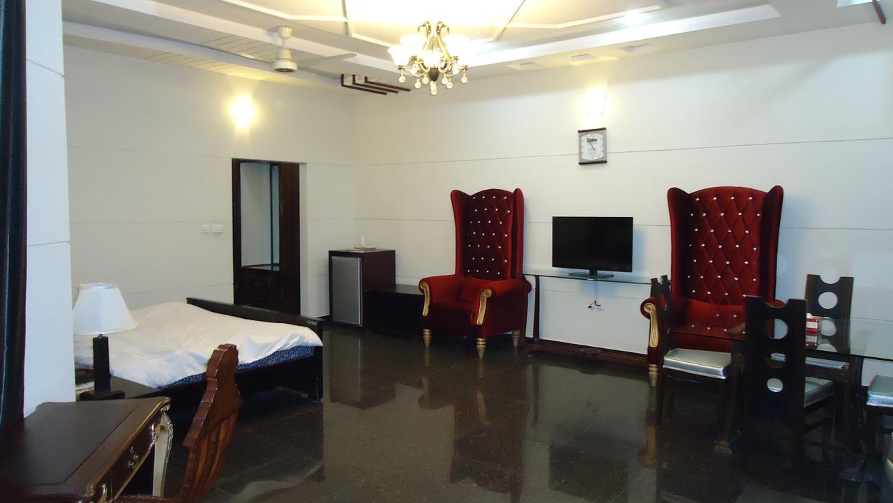 Midway Hotel & Restaurant Sadiqabad ภายนอก รูปภาพ