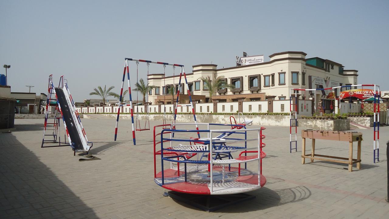 Midway Hotel & Restaurant Sadiqabad ภายนอก รูปภาพ