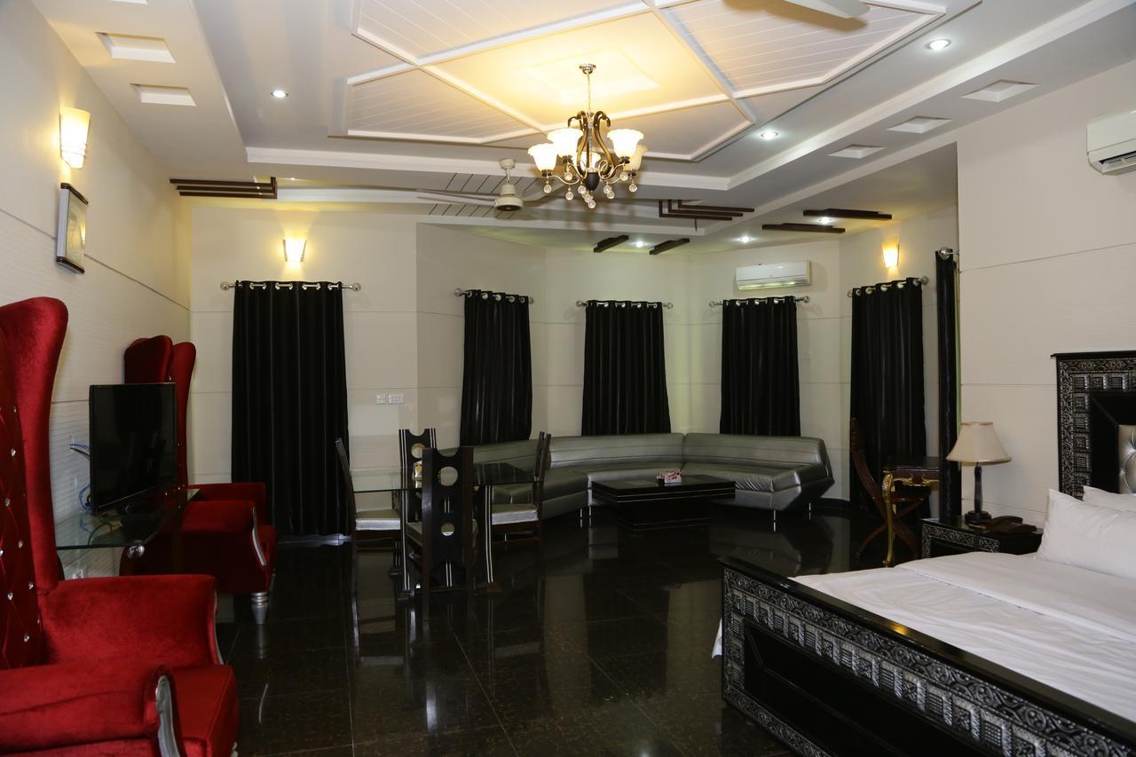 Midway Hotel & Restaurant Sadiqabad ภายนอก รูปภาพ