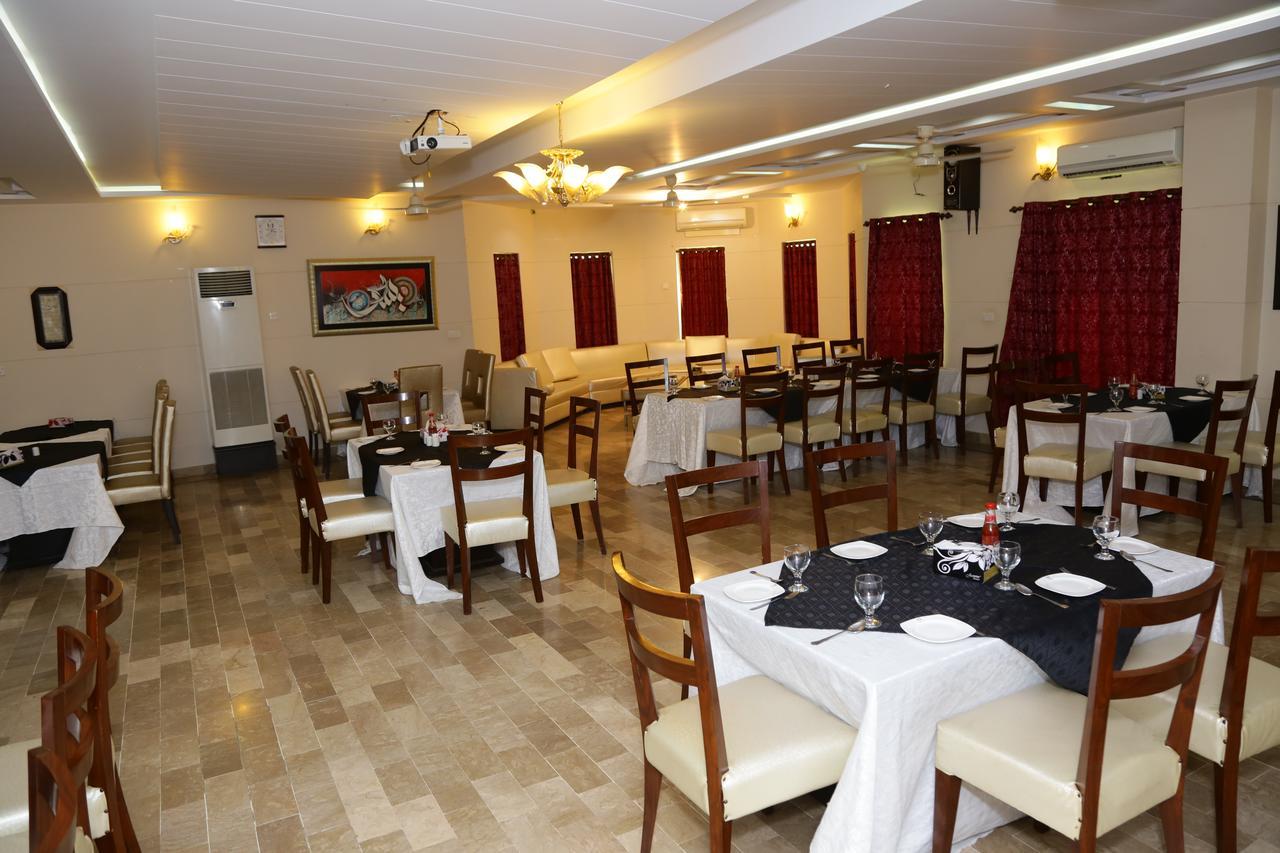 Midway Hotel & Restaurant Sadiqabad ภายนอก รูปภาพ