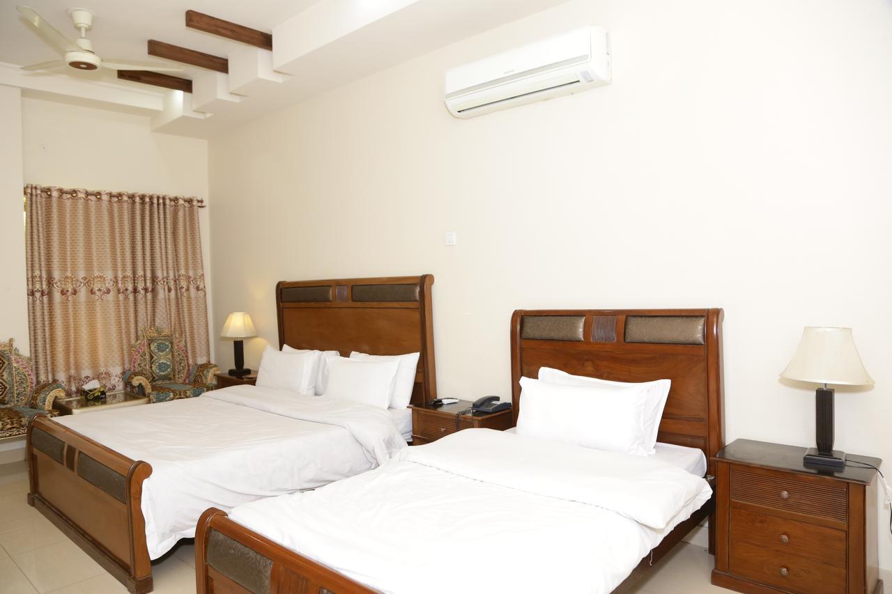 Midway Hotel & Restaurant Sadiqabad ภายนอก รูปภาพ