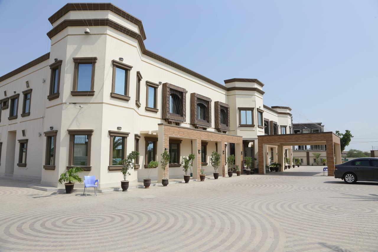 Midway Hotel & Restaurant Sadiqabad ภายนอก รูปภาพ