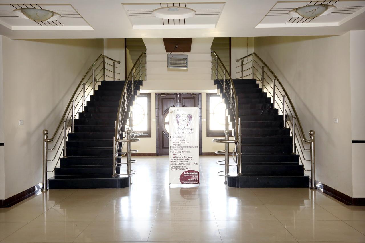 Midway Hotel & Restaurant Sadiqabad ภายนอก รูปภาพ