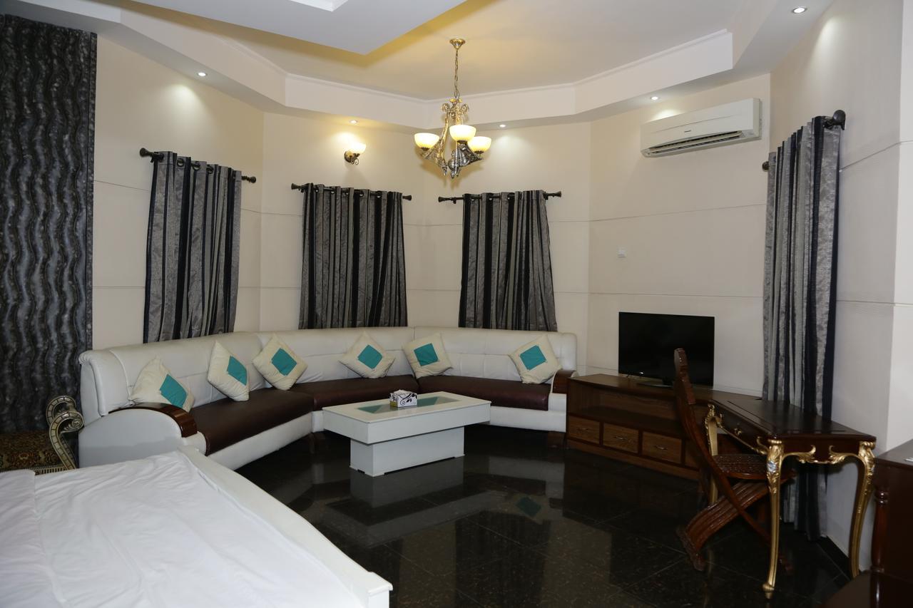 Midway Hotel & Restaurant Sadiqabad ภายนอก รูปภาพ