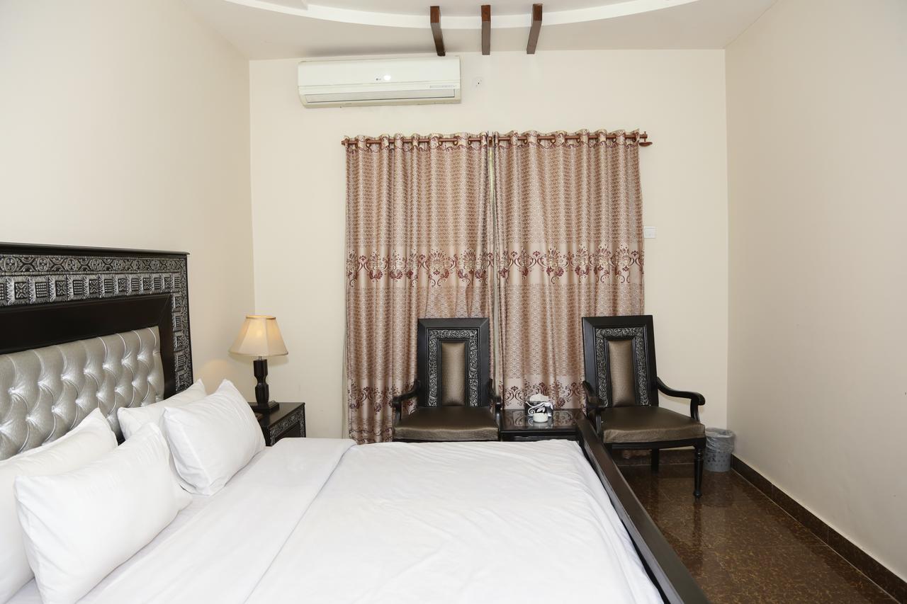 Midway Hotel & Restaurant Sadiqabad ภายนอก รูปภาพ