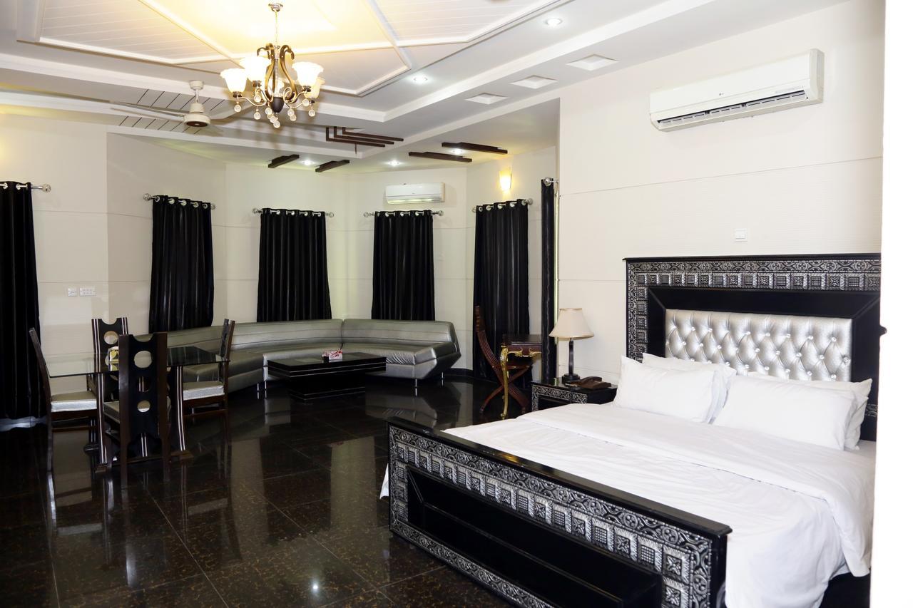 Midway Hotel & Restaurant Sadiqabad ภายนอก รูปภาพ